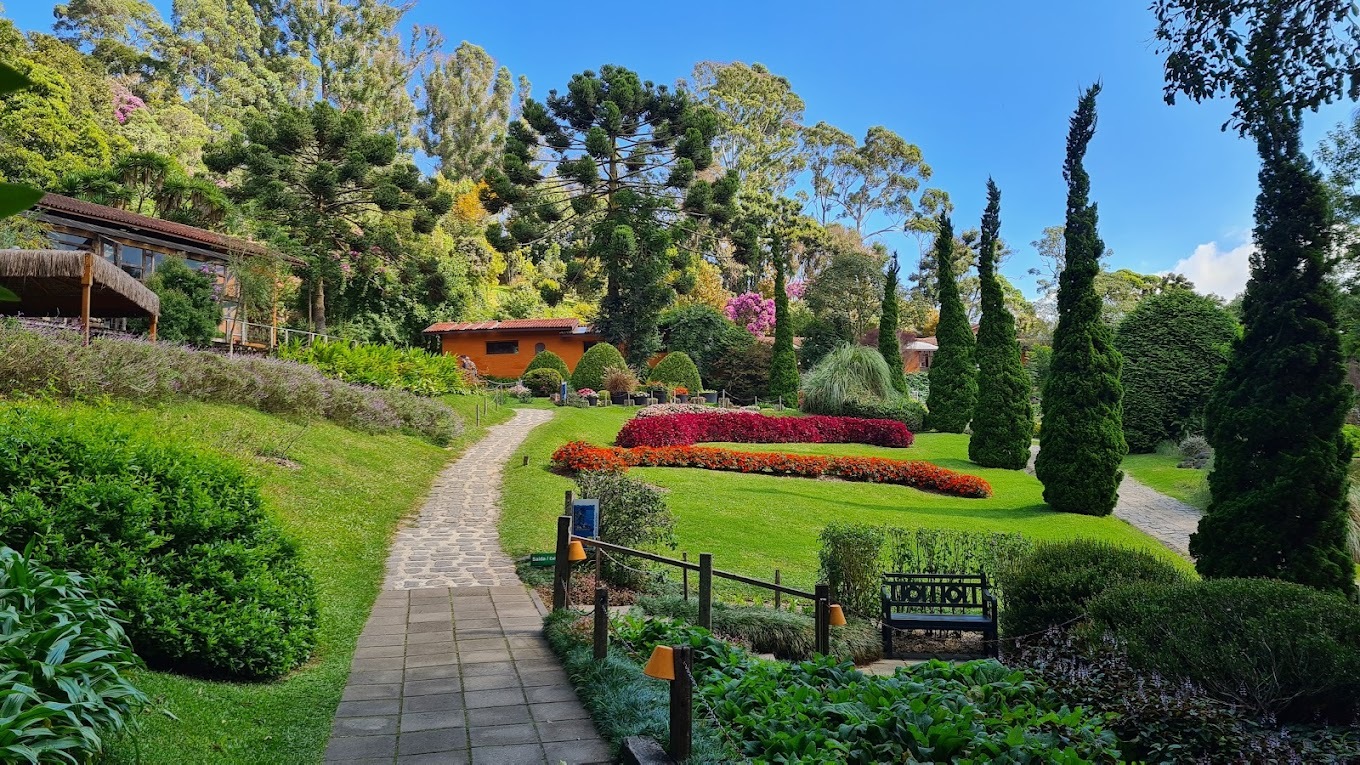 O Parque Amantikir conta com cerca de 550 espécies botânicas, além de jardins inspirados em 12 países (como Alemanha, França, China e Japão), o que proporciona belíssimas fotos. O local possui cerca de 60 mil m², com 22 jardins trazendo uma variedade de cores e formas, além de oferecer uma vista magnífica para as montanhas da Serra da Mantiqueira - (Foto: Vanessa Salvitti/Google Reviews)