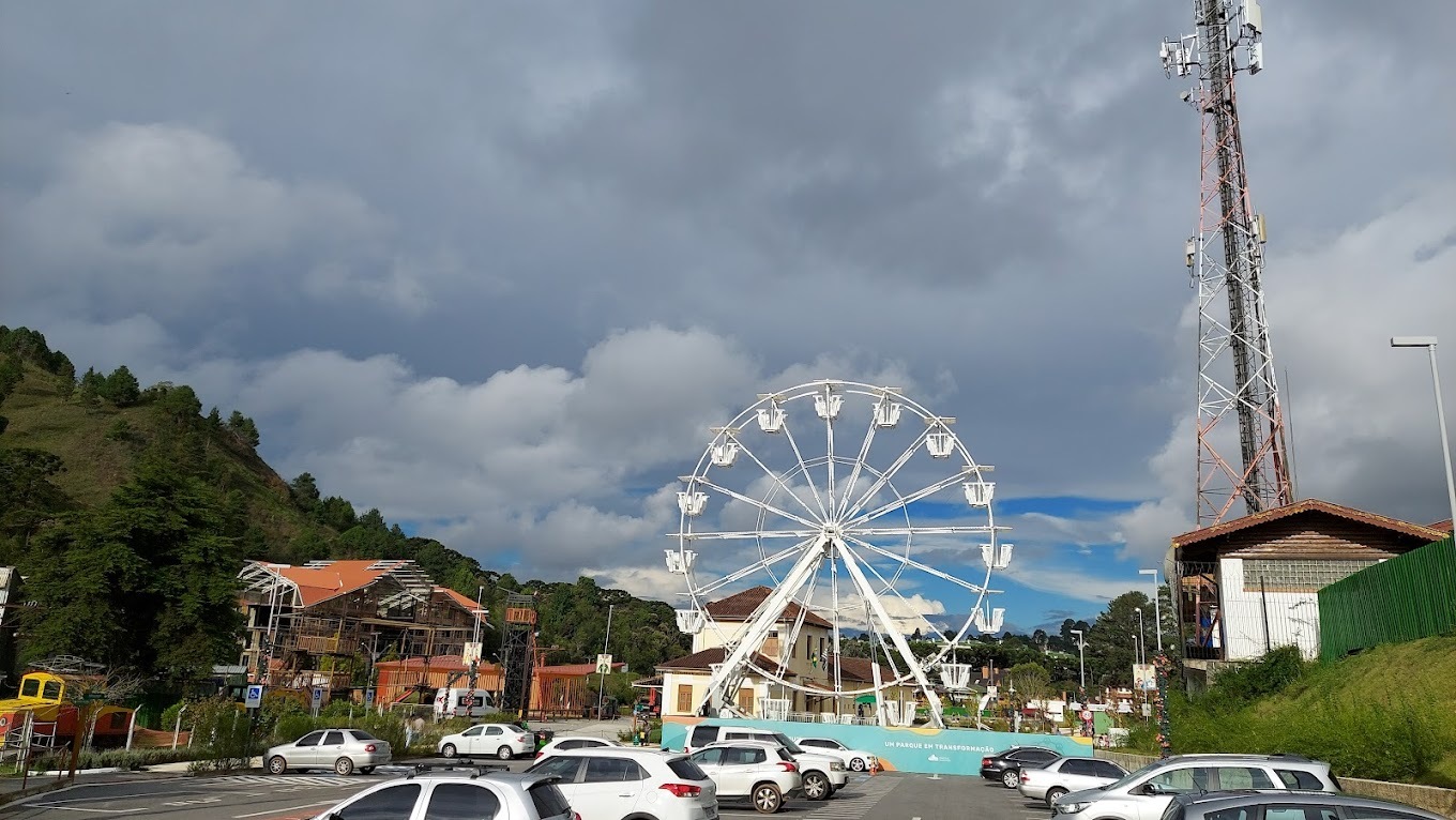 Dentro do centro turístico de Campos do Jordão, o Parque Capivari é uma das principais atrações, possuindo ótimas paisagens e com uma área verde. Além disso, o lugar conta com opções de lazer para toda a família, como pedalinho, tirolesa, escalada e arvorismo. É neste local que ocorre o Festival Internacional de Inverno de Campos do Jordão - (Foto: Luís Henrique Raja Gabaglia Mitchell/Google Reviews)
