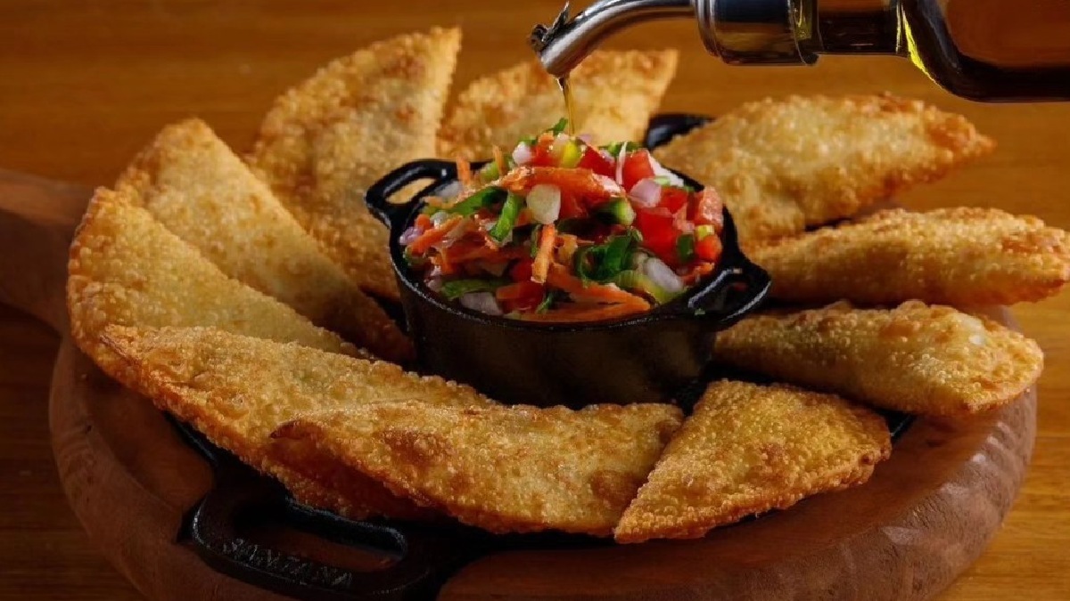 Os pastéis são disponíveis no sabor de carne e queijo Foto: Reprodução/Facebook