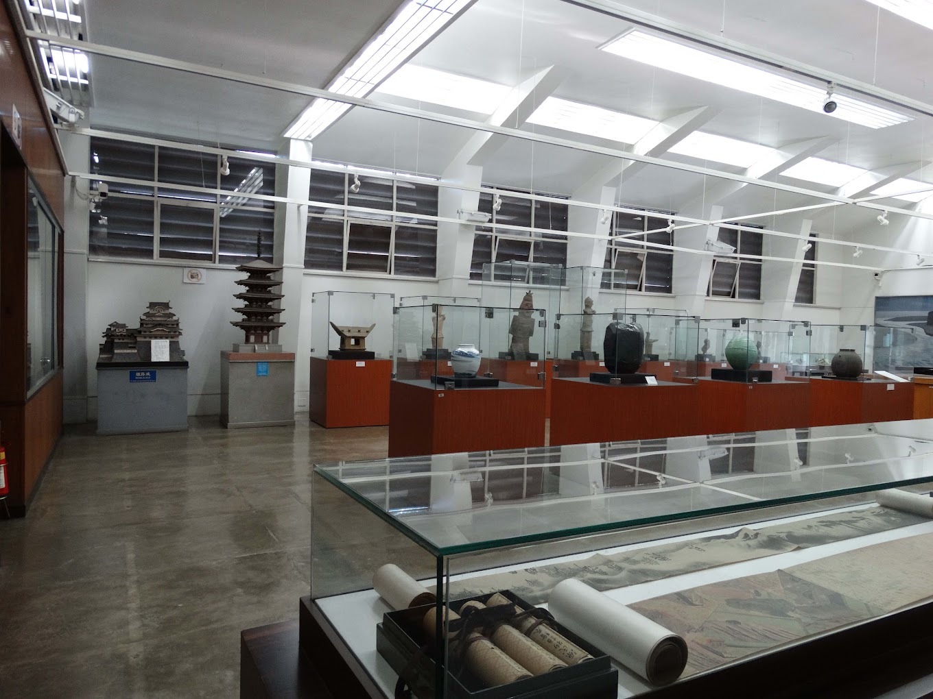 Há um Salão de Exposição que abriga peças originais e réplicas dos "tesouros japoneses", representando linguagens artísticas e artesanais de diversos períodos, todas doadas e consignadas pelo governo do Japão, entidades, empresas e personalidades diversas - (Divulgação)