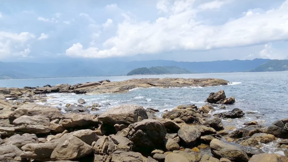 De fácil acesso, a ilha é parada obrigatória para apreciar paisagens e ativar a imaginação e era abrigo de uma enorme mansão que hoje já foi destruída - (Reprodução/Youtube)