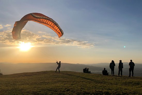 O Pico da Cascavel é para quem deseja voar pelos céus de Socorro apreciando a paisagem da cidade do alto, além de ter um lugar perfeito para apreciar o pôr do sol - (Foto: Divulgação)