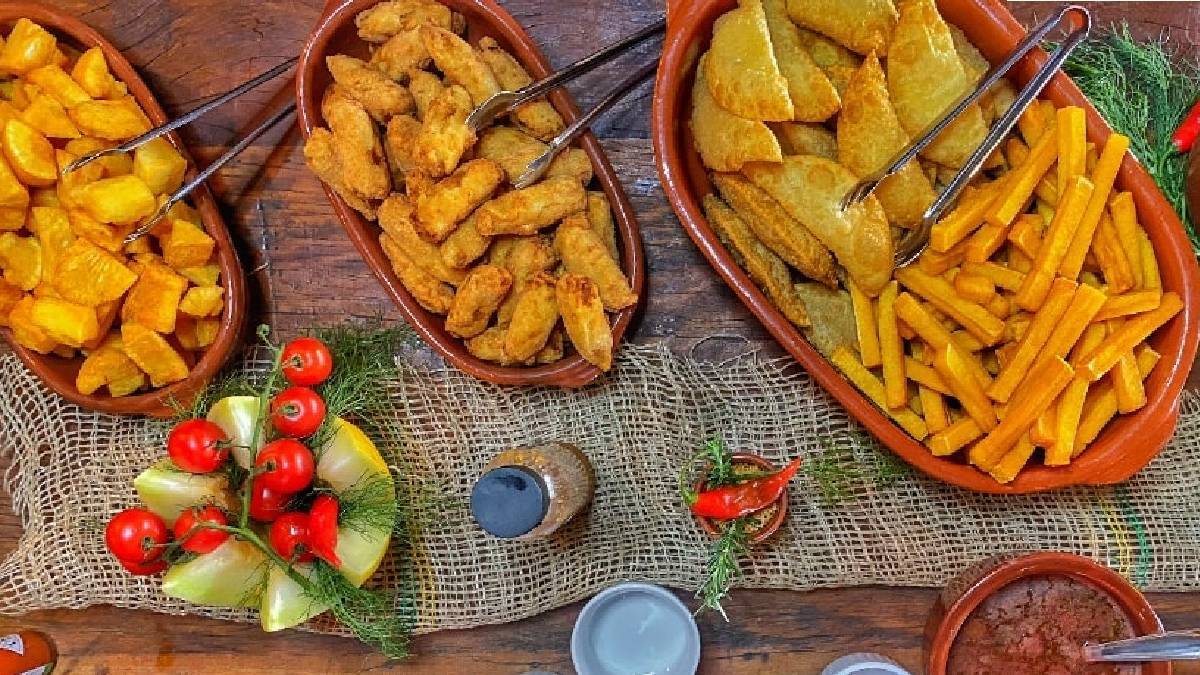 Porções de mandioca frita, batata e calabresa estão inclusas no rodízio Foto: Reprodução/Facebook