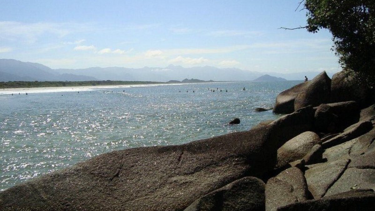 A Praia de Itaguaré, situada entre os bairros de São Lourenço e Guaratuba em Bertioga, é um refúgio preservado com 3,5 km de extensão. Durante a semana, a praia é tranquila, mas nos finais de semana e feriados, recebe mais visitantes. / Foto: Tripadvisor/Michelle d