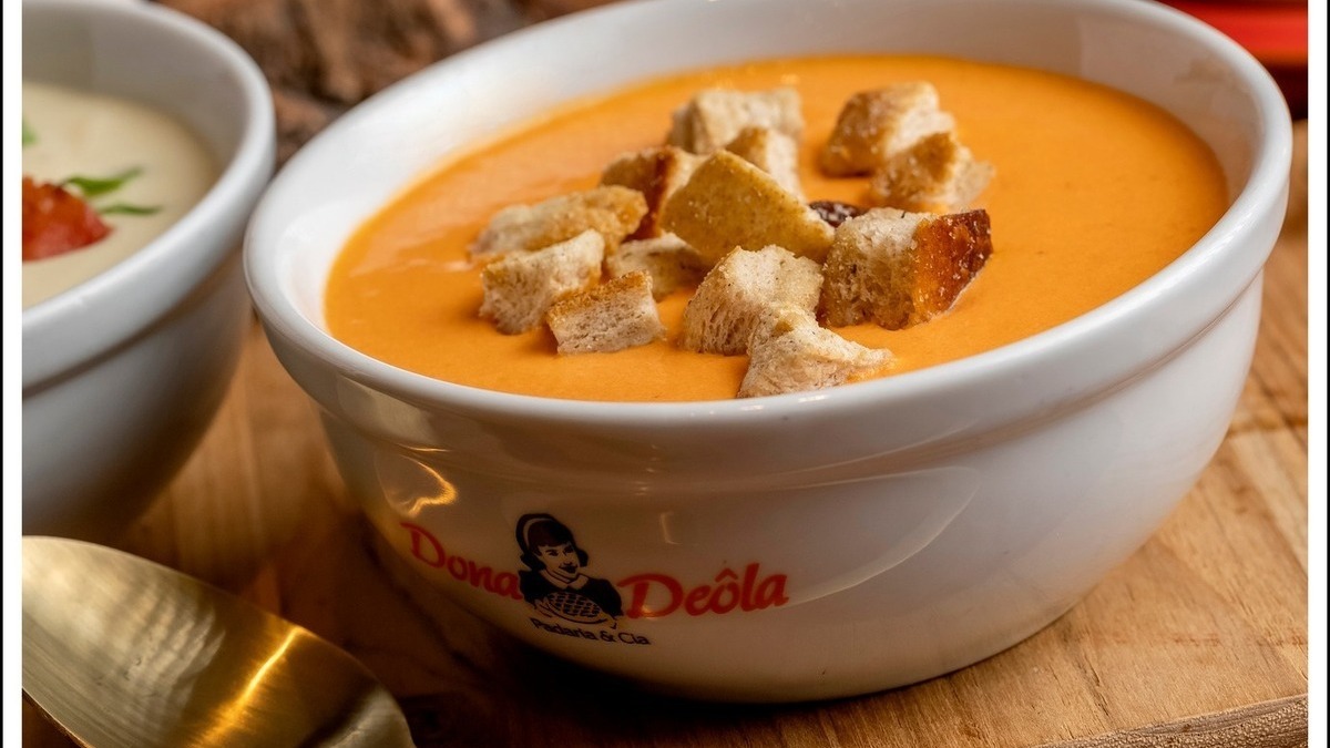 Além das cumbucas de sopas disponíveis em todas as unidades (para comer lá ou no delivery), a padaria Dona Deôla também oferece buffet noturno na Granja Viana, Lapa, Pompéia e Higienópolis. (Foto: Divulgação Dona Deôla)