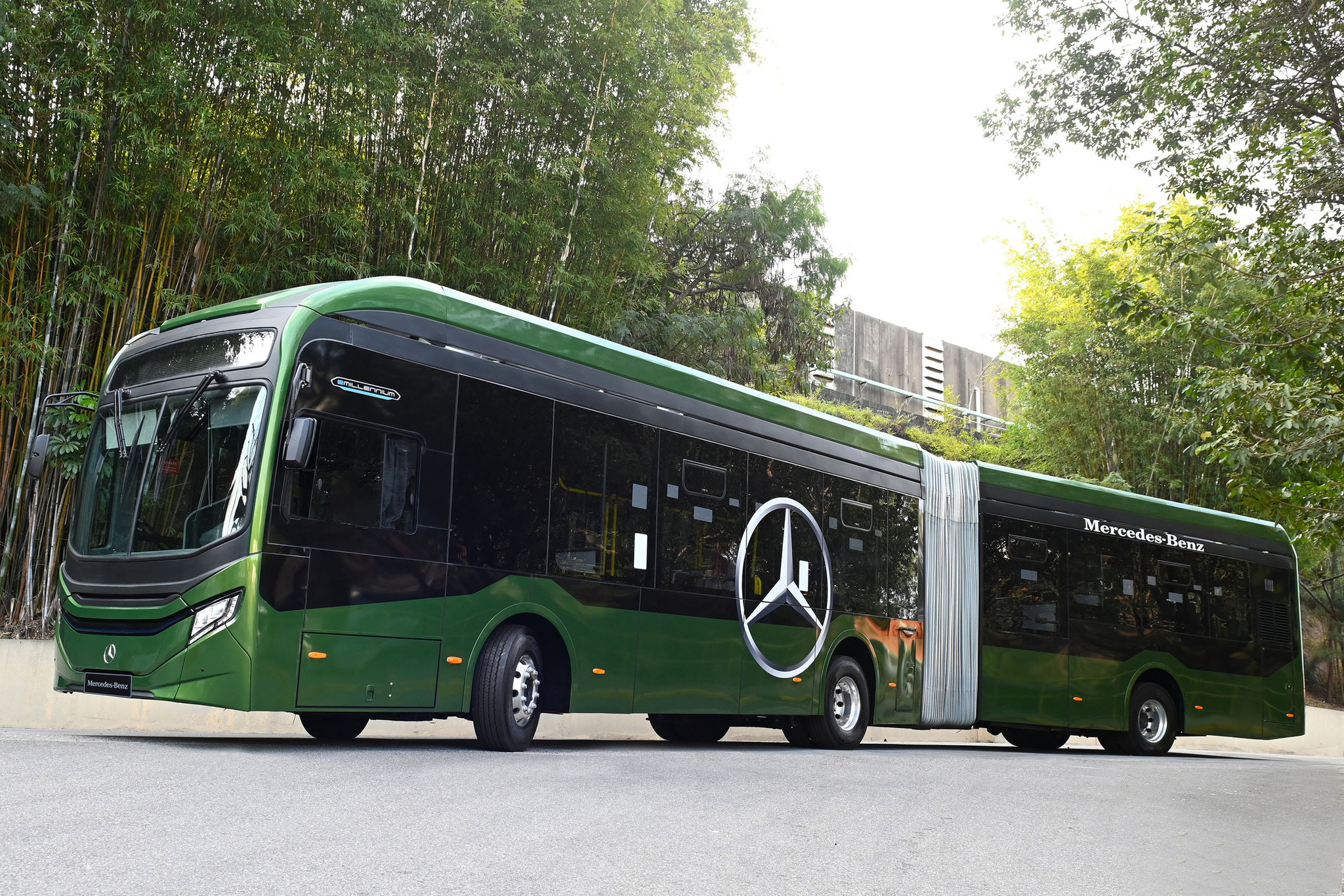 Ônibus elétrico biarticulado Mercedes-Benz eO500UA/Divulgação