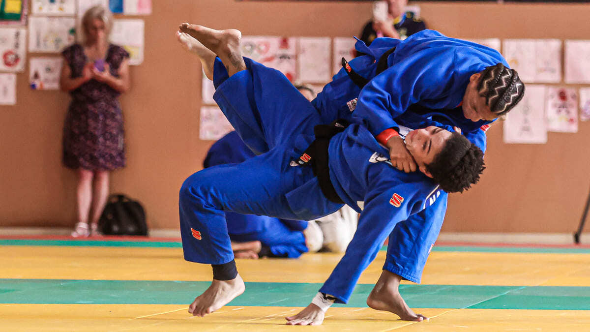 Treino da delegação de Judô. Na foto a atleta Rafaela Silva executa golpe em uma atleta que integra a comissão. (Foto: Wander Roberto/COB)