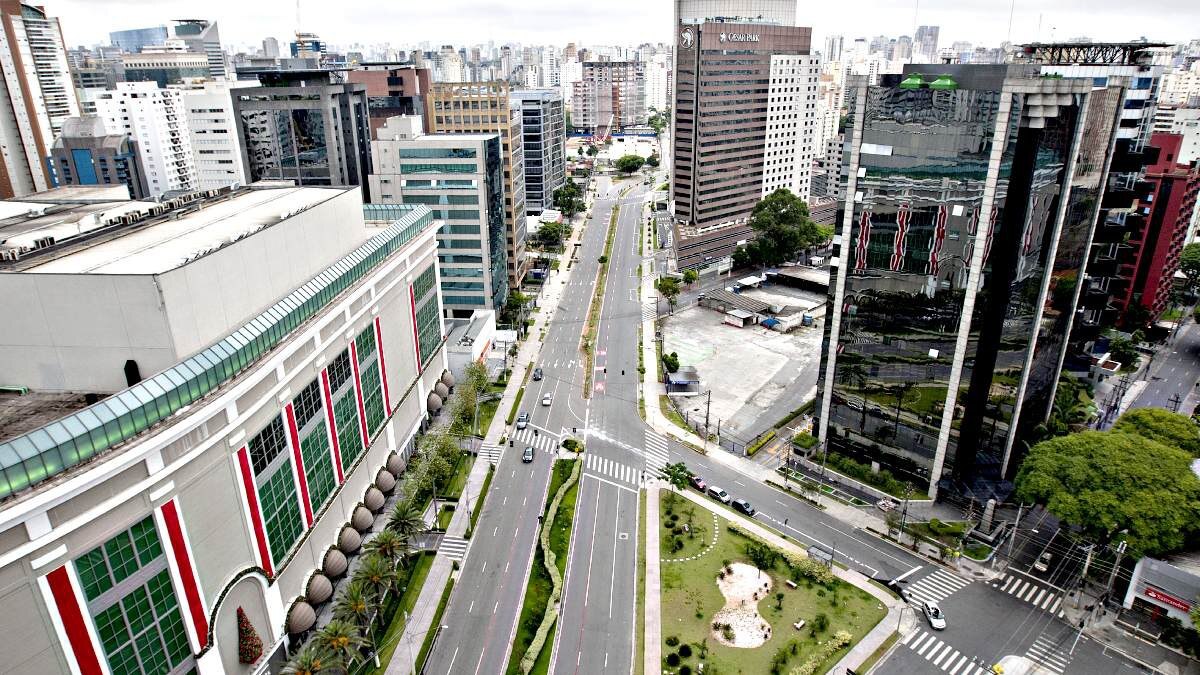 Também atrás por uma pequena diferença e fechando o pódio, Vila Nova Conceição aparece na terceira colocação. Talvez o bairro mais nobre de São Paulo, o local possui preços elevados em diferentes âmbitos, o que justifica que a taxa também seja alta. São R$ 15,60 por metro quadrado, totalizando uma taxa de R$ 1.248 na simulação de um apartamento de 80 metros quadrados - (Fábio Braga/Folhapress)