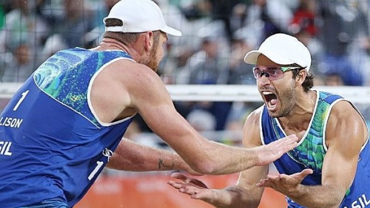 Alison Cerutti e Bruno Schmidt ganharam a medalha de ouro no vôlei de praia, nas Olimpíadas no Rio 2016 /Reprodução/Redes sociais