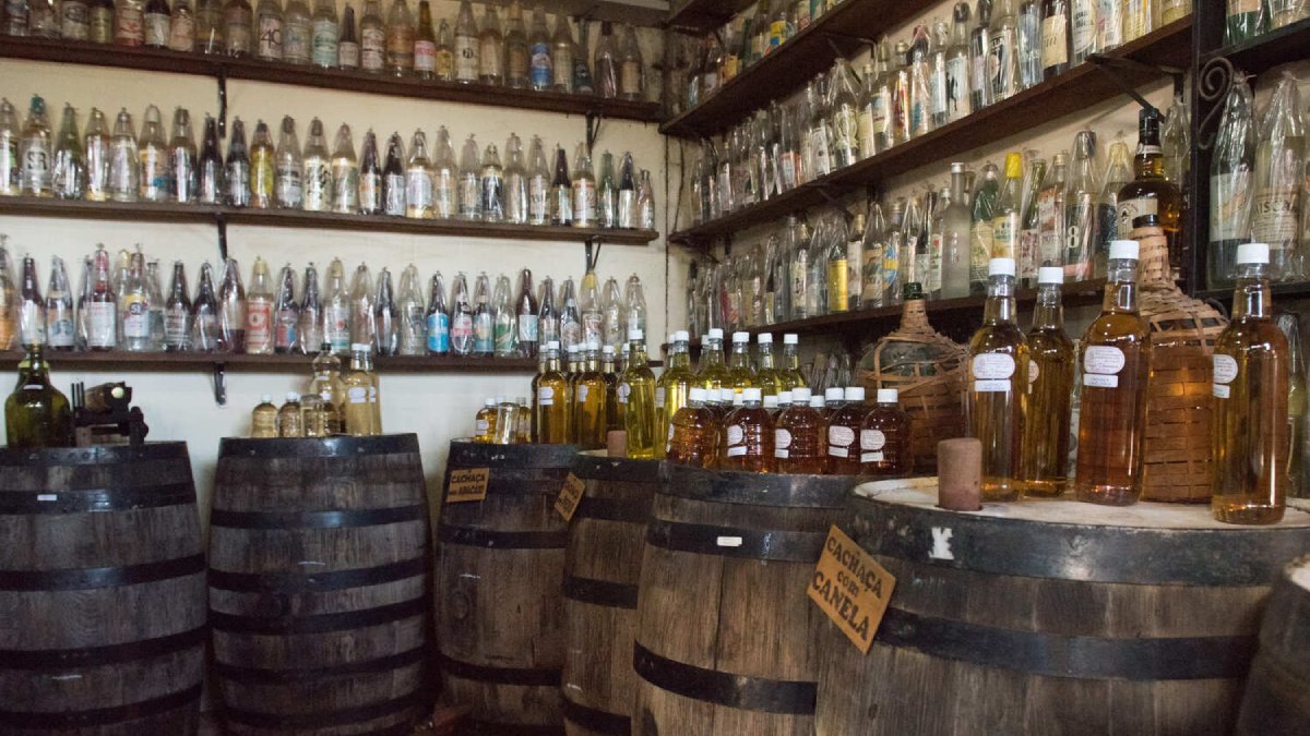 A Adega Therense além de expor, comercializa a própria marca, comprando a pinga da região, manipulando-a e envelhecendo-a. As mais desejadas do local, no entanto, são as envelhecidas em barris de carvalho. Lembrando que a loja também comercializa licores, doces, rapaduras e melado de cana. Foto: Governo de SP