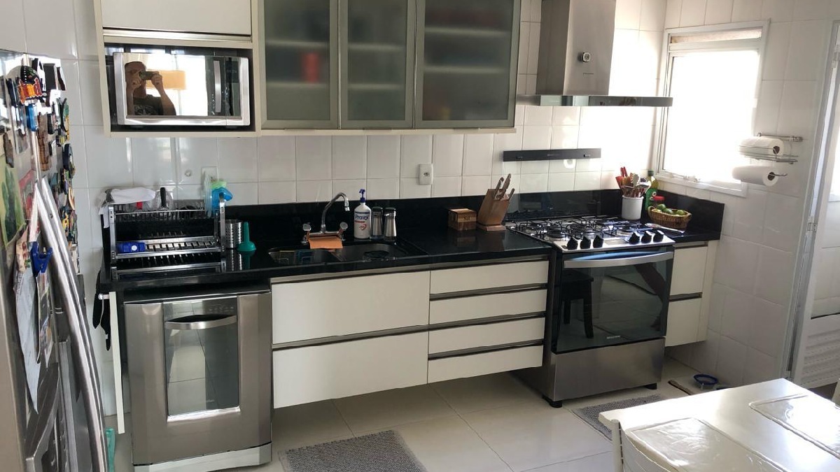 Apartamento da zona sul conta cozinha e lavanderia com armários planejados /Foto: Divulgação
