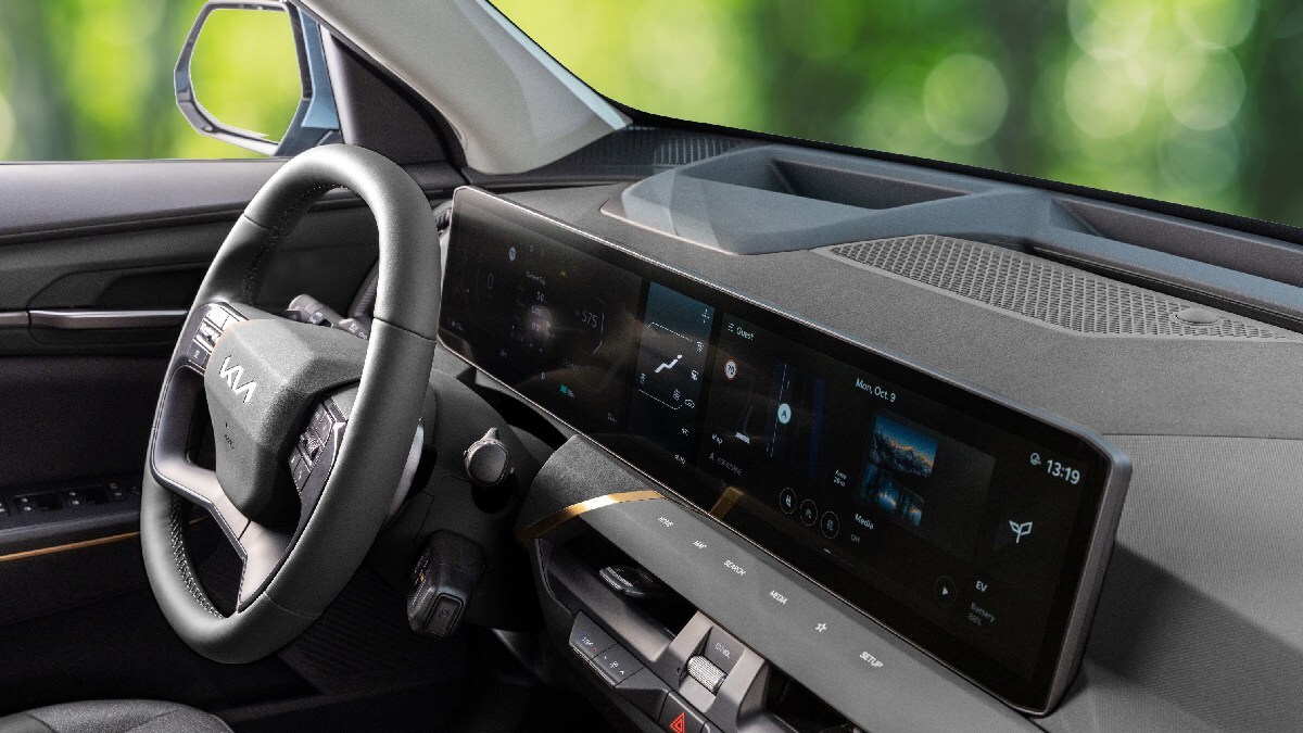 O painel central sofisticado serve como um recurso de design, ao mesmo tempo, em que oferece praticidade e interação intuitiva com todos os ocupantes do novo SUV elétrico. Divulgação