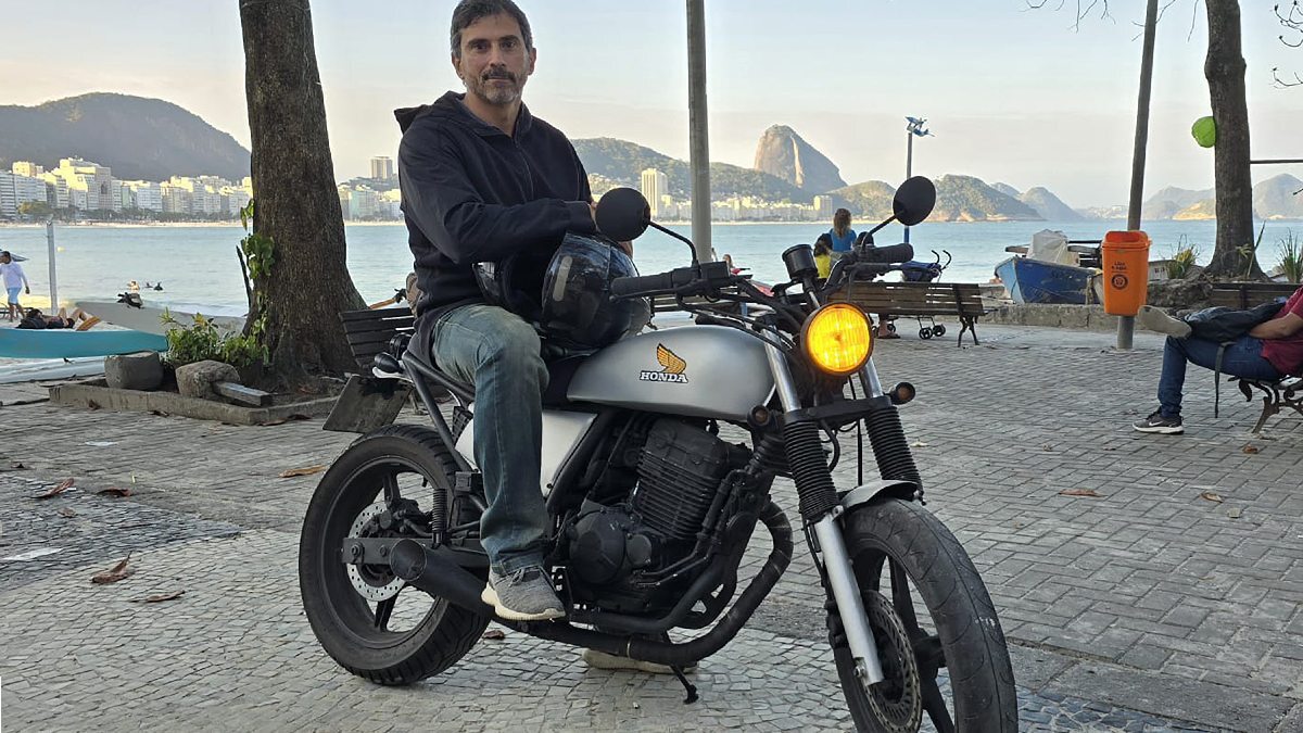 ''Mantenha uma garrafa de água sempre à mão e, em viagens prolongadas, considere bebidas isotônicas para repor eletrólitos'' Divulgação