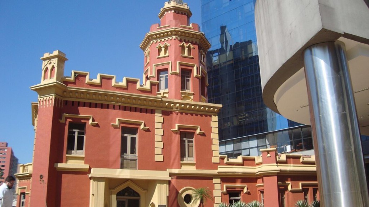 O Palacete Conde de Sarzedas é uma das poucas construções residenciais do século XIX ainda preservadas em São Paulo. Tombado como patrimônio histórico, o prédio atualmente abriga o Museu do Tribunal de Justiça de São Paulo. Foto: Maithe Marchioni and Gabriela Cisi/Wikipédia