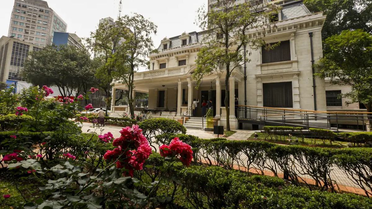 Próxima ao MASP, a Casa das Rosas era uma mansão construído em 1935. Com um estilo clássico francês, a mansão possui trinta cômodos, edícula, jardins, quadras e pomar na Avenida Paulista. Atualmente, o local oferece um ambiente calmo, perfeito para um passeio em família. Foto: Paulo Pinto/Agência Brasil