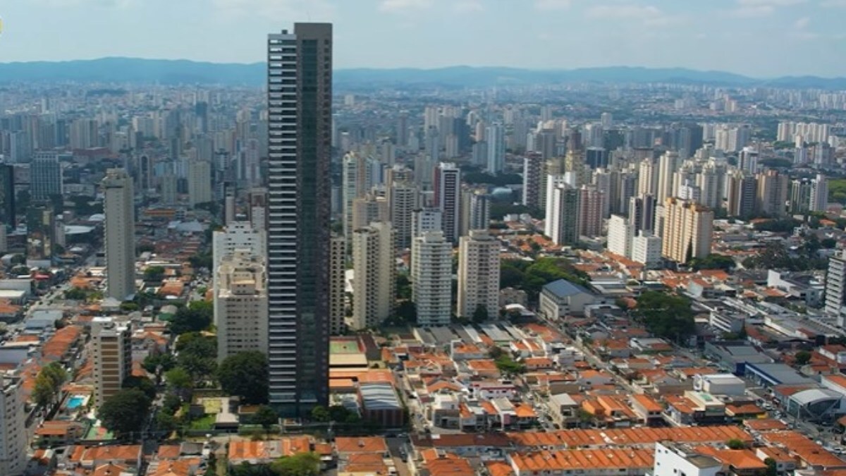 3. O Edifício Figueira Altos do Tatuapé é totalmente residencial e está localizado no Tatuapé. O prédio tem mais de 26 mil m² de área construída, 168,2 metros de altura, 47 andares e apartamentos luxuosos. Foto: Reprodução/Youtube/iTechdrones