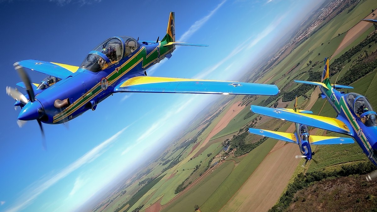 Outra grande atração da cidade é a Esquadrilha da Fumaça, com base na Academia da Força Aérea em Pirassununga. A equipe de pilotos, famosa por suas manobras aéreas impressionantes, realiza exibições públicas que atraem turistas de todo o país. Foto: Esquadrão de Demonstração Aérea