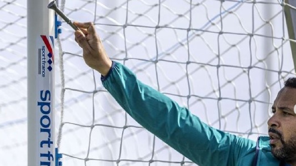 Os guias ficam atrás do gol adversário, dando direção aos atletas de seu time ou seleção /Reprodução/Redes sociais