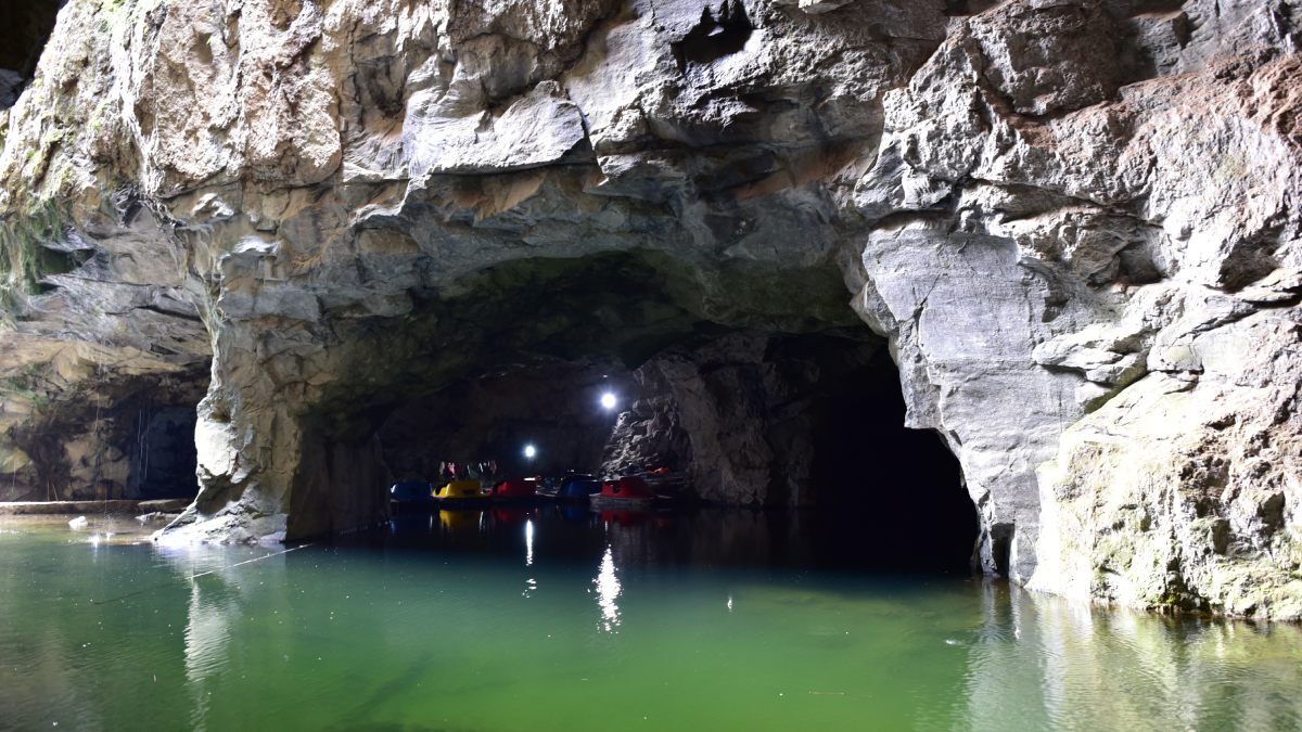 A Gruta do Anjo, em Socorro, é um destino fascinante para quem busca um passeio diferente. A gruta, que era uma antiga mina de quartzo, possui uma lagoa de águas cristalinas onde é possível fazer passeios de pedalinho. A entrada custa R$ 65 por pessoa. Mas é gratuito para hóspedes e para crianças até 6 anos. Foto: Wikimedia Commons