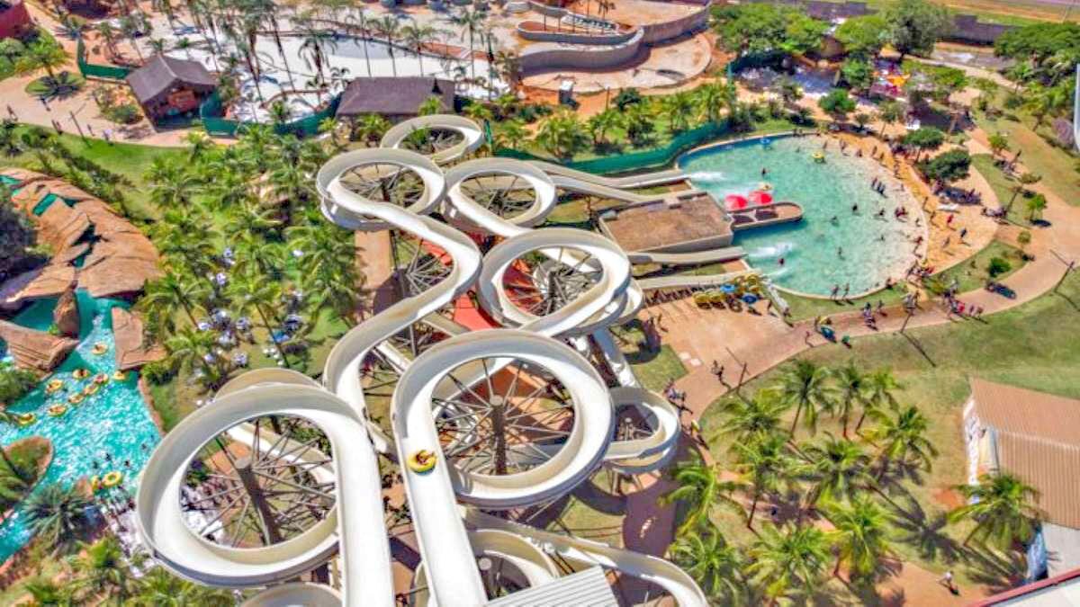 2. Hot Beach - Olímpia - Também localizado em Olímpia, o Hot Beach tem 110 mil m² e ocupa a quarta posição entre os parques aquáticos mais visitados da América Latina. Ao todo, são 19 atrações mais três brinquedos na Vila Guarani, espaço que fica ao lado do parque e abre aos finais de tarde e à noite. - (Divulgação/Hot Beach Olimpia)
