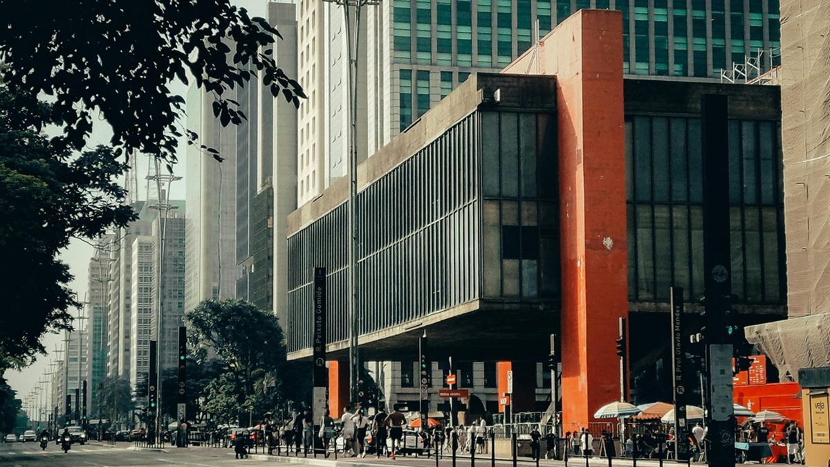 Localizado na Avenida Paulista, o MASP é uma visita que você não pode perder. Com uma coleção rica de obras de arte e arquitetura icônica, o museu oferece cadeiras para descanso e um ambiente tranquilo. Foto: Jailson Pereira/Pexels