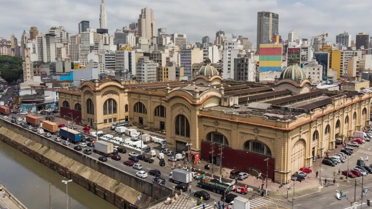E por fim, nada melhor do que fazer aquele passeio gastronômico pelo Mercadão Municipal de São Paulo. O lugar é interessante para conhecer os sabores da cidade. Com barracas que oferecem uma infinidade de produtos, é o lugar perfeito para degustar a gastronomia de São Paulo, como os famosos sanduíches de mortadela e o Bauru. Foto: Rogério Cassimiro/MTUR