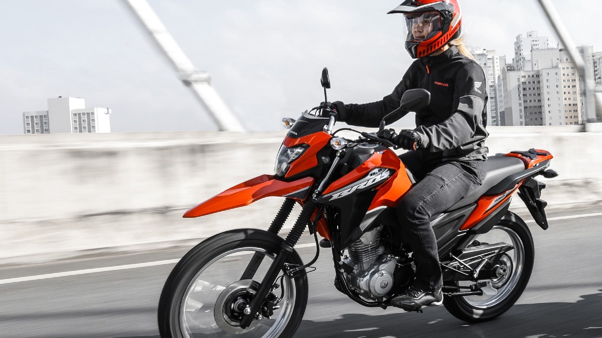 A NXR 160 Bros 2025 teve uma pequena alteração no câmbio de 5 velocidades: a quinta marcha está mais longa, para melhorar o desempenho com a mesma rotação do motor e diminuir o consumo rodoviário Divulgação