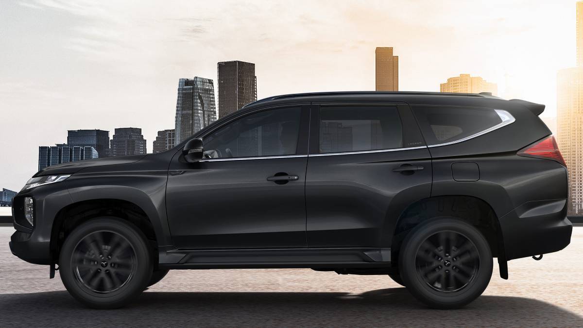 A linha 2025 do Pajero Sport traz grade dianteira remodelada com novos grafismos e um novo padrão de malha para a porção central. Esses elementos são realçados pelo acabamento em preto brilhante e prata acetinado. Foto: Divulgação