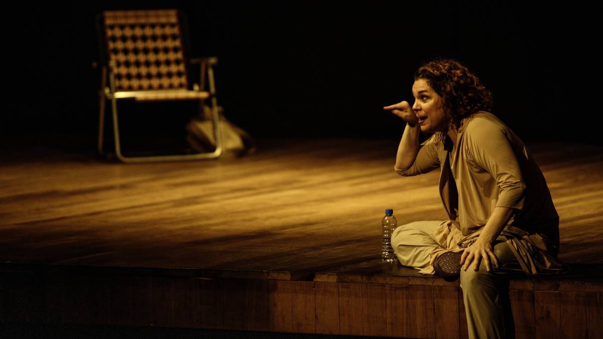 "Jandira - em busca do bonde perdido", último texto da atriz e dramaturga Jandira Martini (1945 - 2024), chega a São Paulo, após uma temporada de sucesso no Rio de Janeiro, na sexta-feira (11/10). Foto: Roberto Setton/Divulgação
