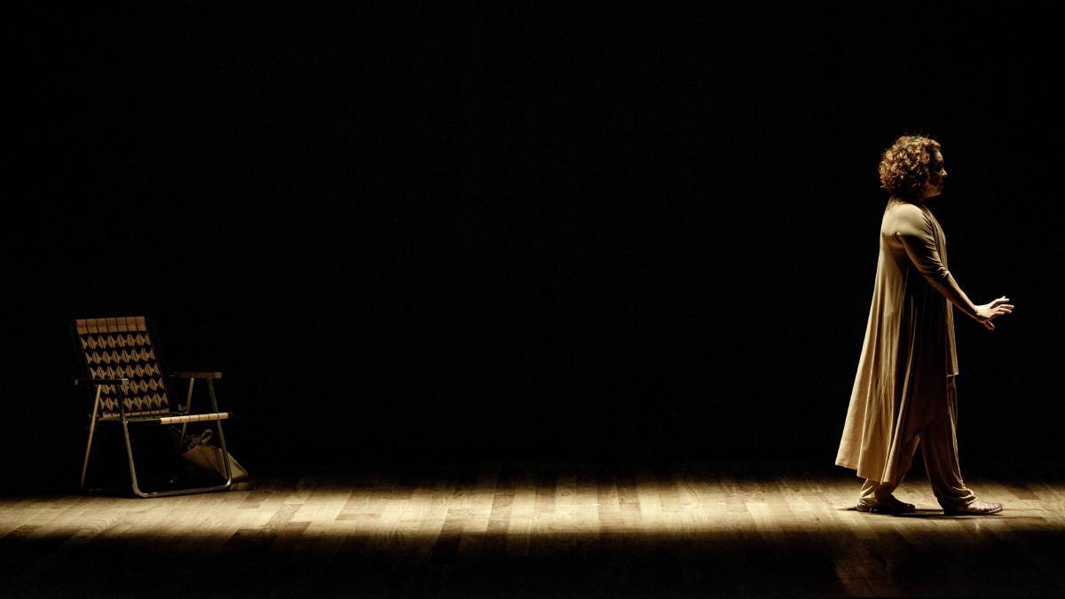 O espetáculo convida o público para um passeio pelas memórias mais marcantes da autora, através de um texto direto, enxuto e coloquial. Foto: Roberto Setton/Divulgação