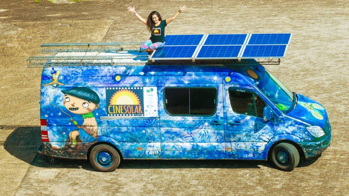 O furgão do projeto é adaptado com placas fotovoltaicas, as placas de energia solar, no teto e carrega todo o cinema: as cadeiras e banquetas, os sistemas de conversão de energia e armazenamento, de som e projeção, incluindo a tela. Foto: Divulgação/CineSolar