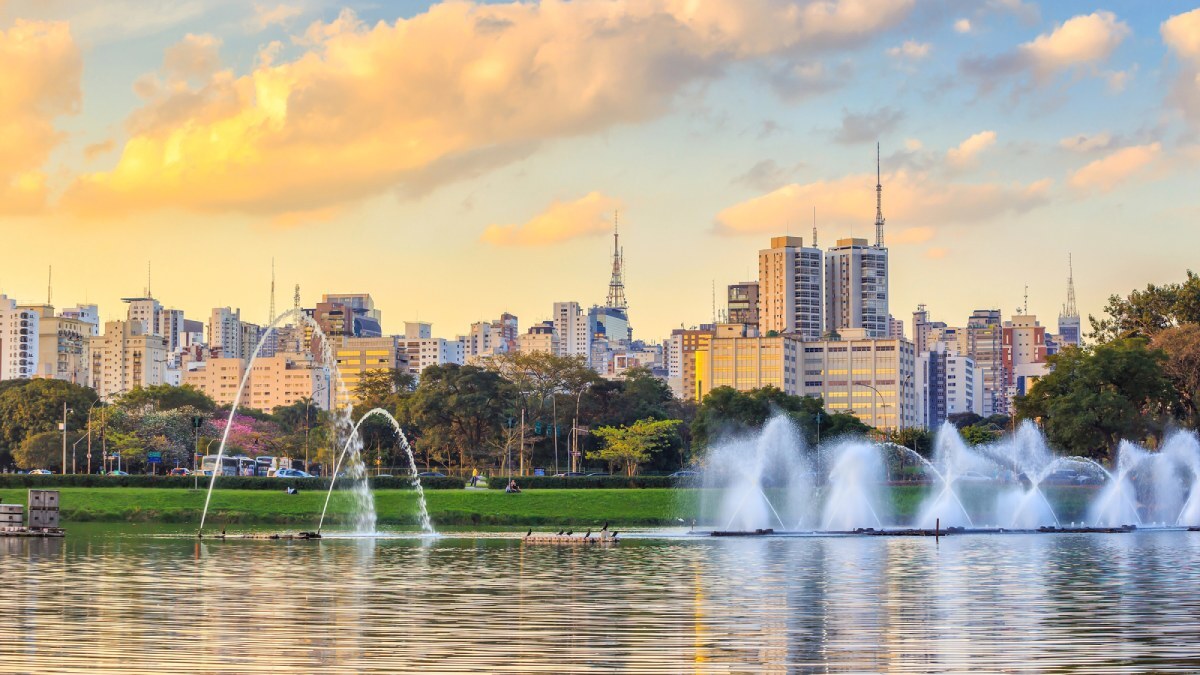 Um dos pontos turísticos mais famosos da cidade de São Paulo, o Parque do Ibirapuera é perfeito para um passeio relaxante para a faixa etária idosa. Foto: Depositphotos