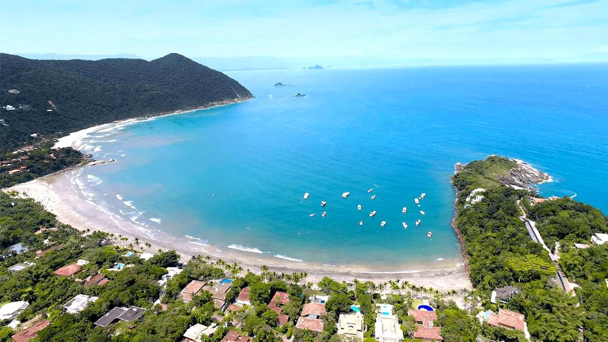 Localizada em um condomínio, o local conta com vegetação de Mata Atlântica, 800 metros de extensão e casas belíssimas por perto - (Pedro Rezende/Portal Guarujá de Turismo)