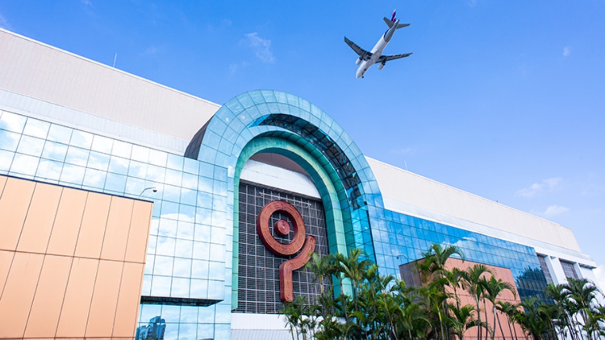 Com 163.165 m² de construção, o Shopping Ibirapuera possui seis pisos de estacionamento e 426 opções de compras e serviços distribuídas em quatro pisos de lojas: Jurupis (sub-solo), Ibirapuera, Campo Belo e Moema. O lugar está localizado na Avenida Ibirapuera, próximo à estação Eucaliptos. Foto: Divulgação