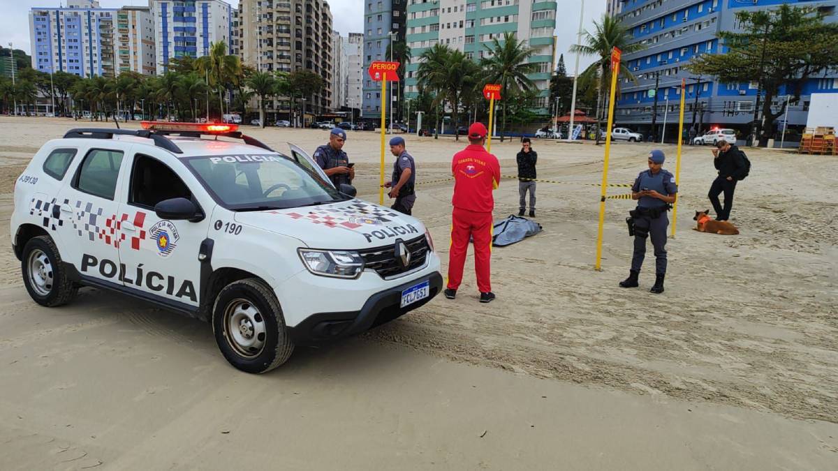 Corpo de Aline foi levado até a praia do Gonzaguinha, em São Vicente, para providências legais necessárias
