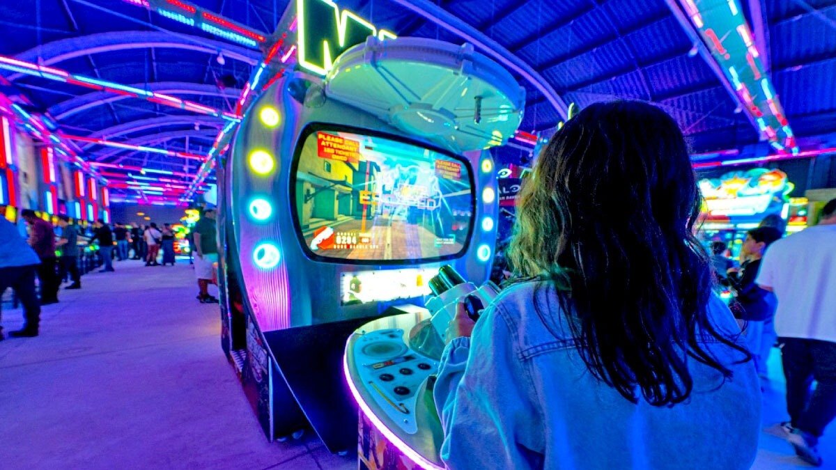 O ambiente também oferece apresentações de bandas de rock e pop rock, além de sessões de stand-up, tornando o espaço uma opção completa para um happy hour ou encontro entre amigos. Foto: Divulgação