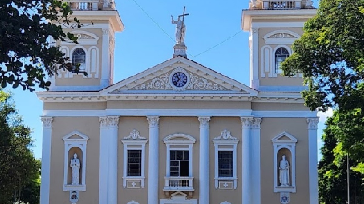Catedral Nossa Senhora do Amparo: A Catedral Nossa Senhora do Amparo é referência quando o assunto é lugares religiosos e culturais da cidade. Com uma arquitetura muito bem preservada e um interior que impressiona pela arte sacra, a catedral é visita quase que obrigatória tanto para os católicos quanto para os amantes de arte - (Geraldo Gonçalves Jr/Google Reviews)