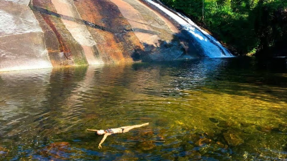 O lugar viralizou nas redes sociais após os moradores da cidade começarem a postar fotos com a hashtag #secretpoint. A partir daí, a maioria dos turistas queria conhecer e tirar suas fotos na incrível cachoeira com borda infinita e vista para o mar. Foto: Divulgação/Prefeitura de Ilhabela