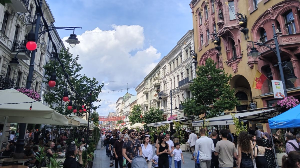 Localizado na Polônia, a cidade de Łódź é considerada como a terceira maior cidade do país. Logo, atraiu a atenção de várias pessoas ao convidar artistas para pintar murais de forma segura e sancionada. Foto: Wikimedia Commons