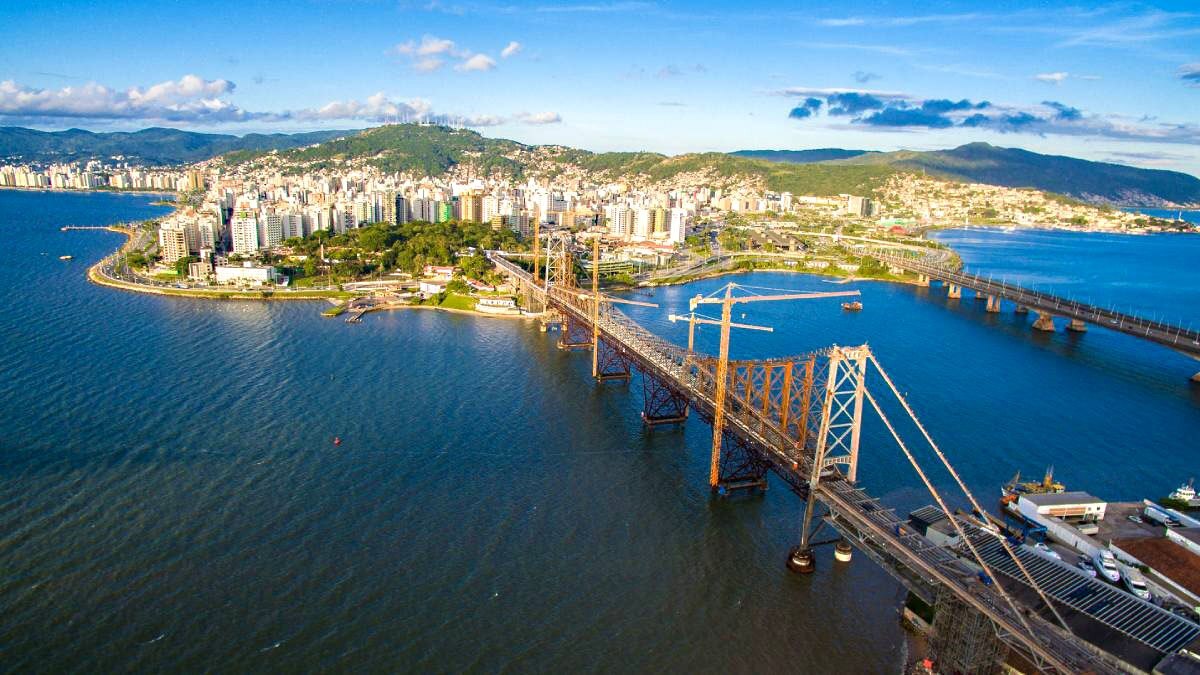 4. Florianópolis - SC: Fechando o top-4, a cidade de Florianópolis é mais uma a frequentar a lista das cinco melhores desde 2017. O destaque fica para a área da saúde, com o 3º maior número de profissionais de nível superior e 18º menor número de óbitos de idosos por doenças do aparelho circulatório - (Divulgação/PMF)