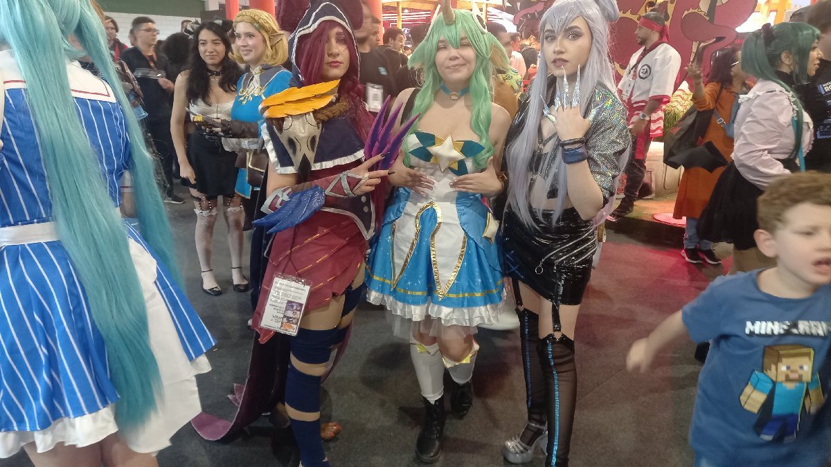 Pelos corredores do evento há vários participantes vestidos de cosplayers, fantasiados do personagem favorito. Foto: Hebert Dabanovich/Gazeta de S. Paulo