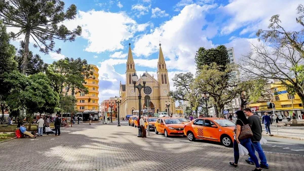 5. Curitiba - PR: A capital paranaense, Curitiba, subiu sete posições em relação ao último estudo, divulgado em 2020, em que aparecia na 12ª colocação. Agora dona do quinto lugar, a cidade teve uma evolução na área da saúde, como o fato de atingir o 15º maior número de procedimentos hospitalares - (Daniel Castelano/Prefeitura de Curitiba)