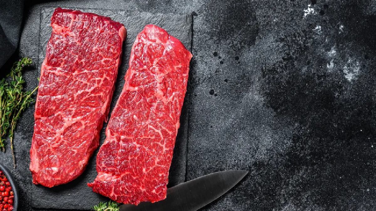 Denver Steak: Presente na parte dianteira do boi, na região do acém, o Denver Steak é outro corte vindo dos EUA que está começando a ser conhecido e elogiado no Brasil. Dono de um sabor rico e com alto grau de marmoreio, é preferível que seu preparo seja na churrasqueira. Os cozinheiros recomendam que o consumo da carne seja no estágio mal passado, ou no máximo ao ponto, para que a peça não fique dura - (Canva/ Creative Commoms)