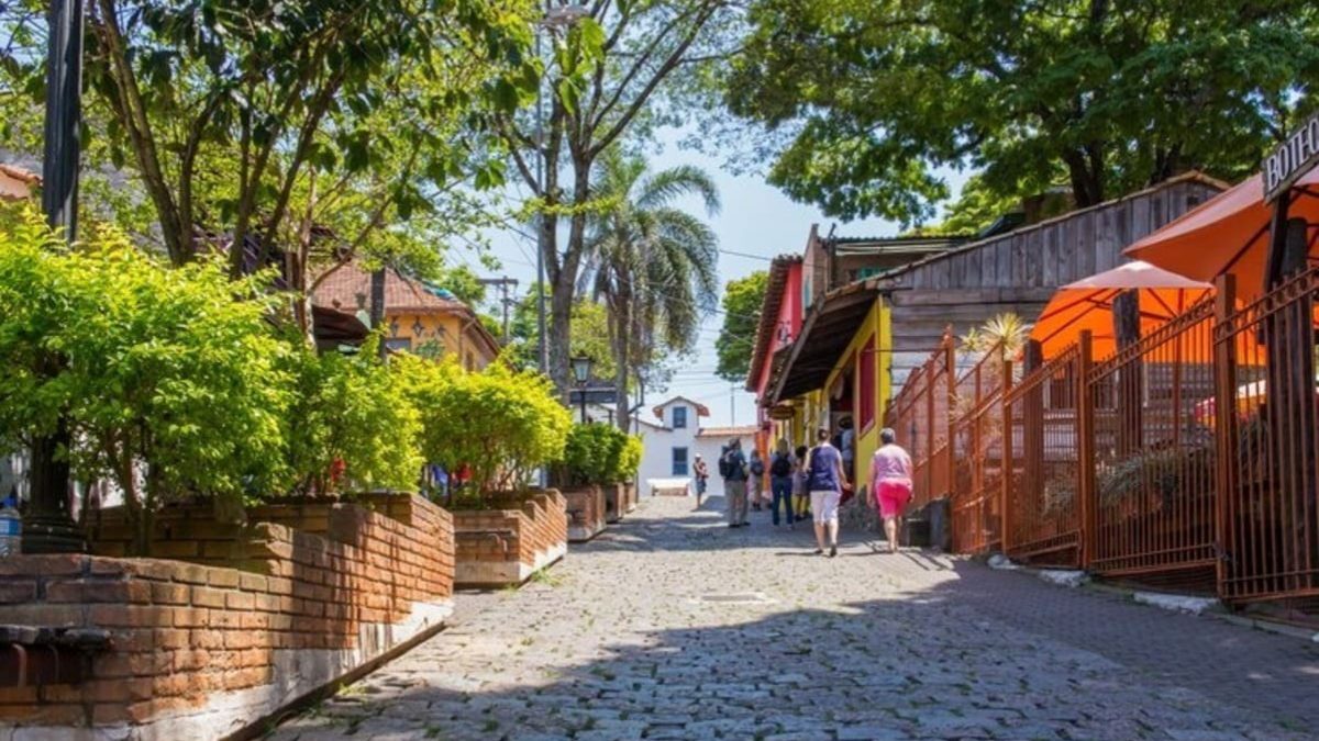 Embu das Artes, a cerca de 30 km de São Paulo, é conhecida por sua rica cena artística e suas feiras de artesanato. Aos fins de semana, a Feira de Arte e Artesanato reúne diversas barracas que vendem desde móveis até bijuterias e pinturas. Foto: EtalBr / Freepik