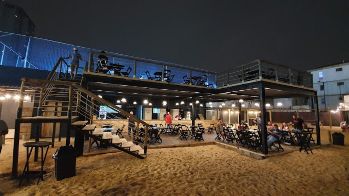 5. Estação SP: e para encerrar a lista, a Estação SP é especial em esportes de areia como futevôlei, vôlei de praia e beach tennis. O lugar recria um ambiente praiano completo no bairro do Tatuapé. Foto: Divulgação/Estação SP