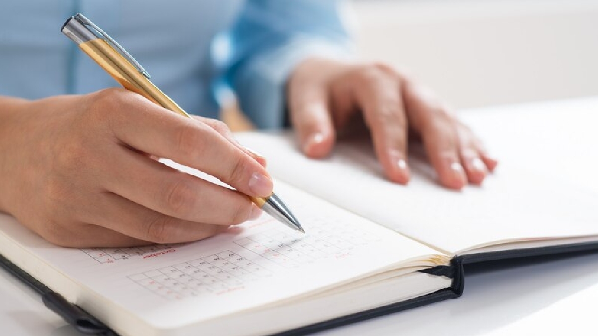 2. Ideia central do texto X especificidades - Existem duas técnicas de leitura de texto: skimming e scanning e ambas são cobradas durante o ENEM. A interpretação de texto é parte crucial em toda a prova. - (Katemangostar/Freepik)