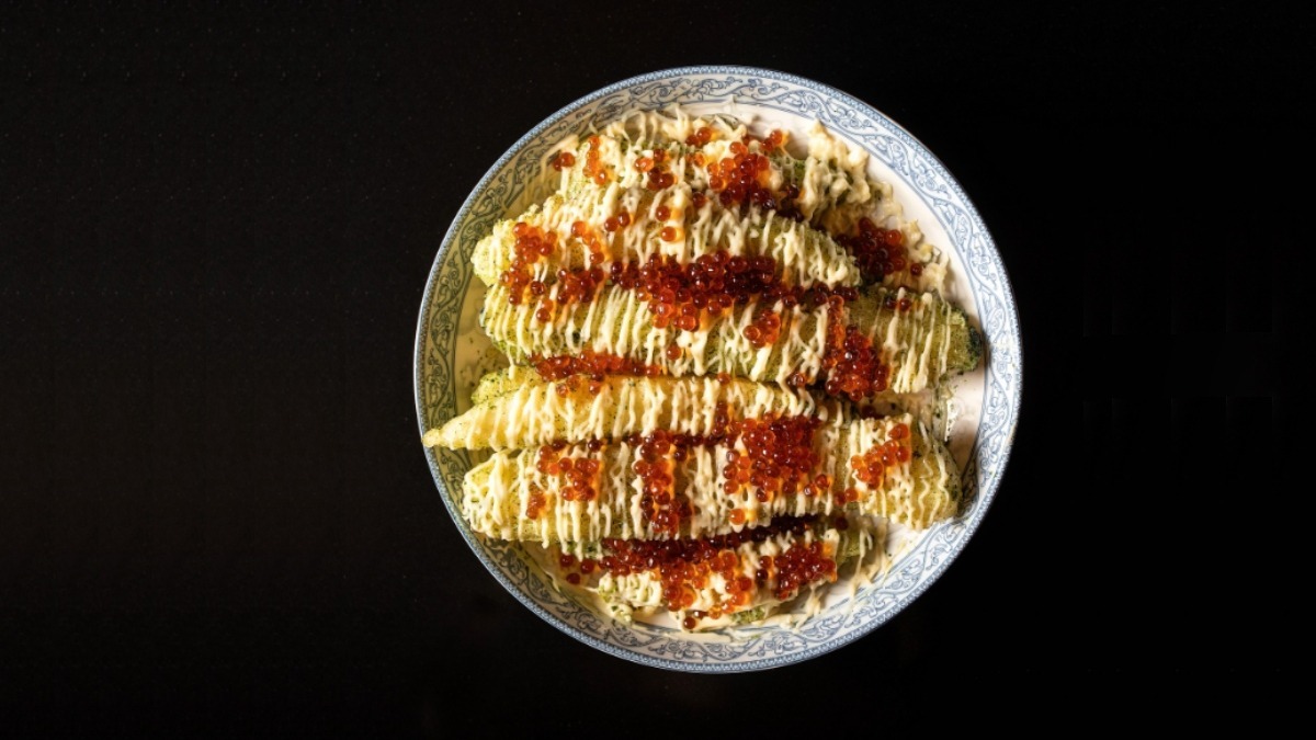 Bar também possui um restaurante contemporâneo que serve cozinha oriental