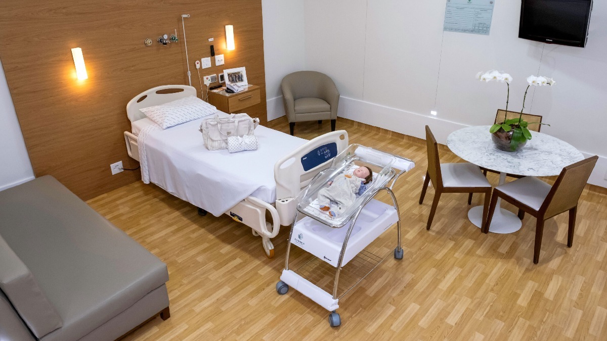 Além de ter serviços hospitalares direcionados à saúde da mulher, a maternidade conta com um Centro de Parto Normal, disponibilizando para a mulher tudo o que precisa no momento do parto. O tratamento humanizado é outro ponto ressaltado, com o recém-nascido ficando perto da mãe o máximo de tempo possível - (Reprodução/Hospital Santa Joana)