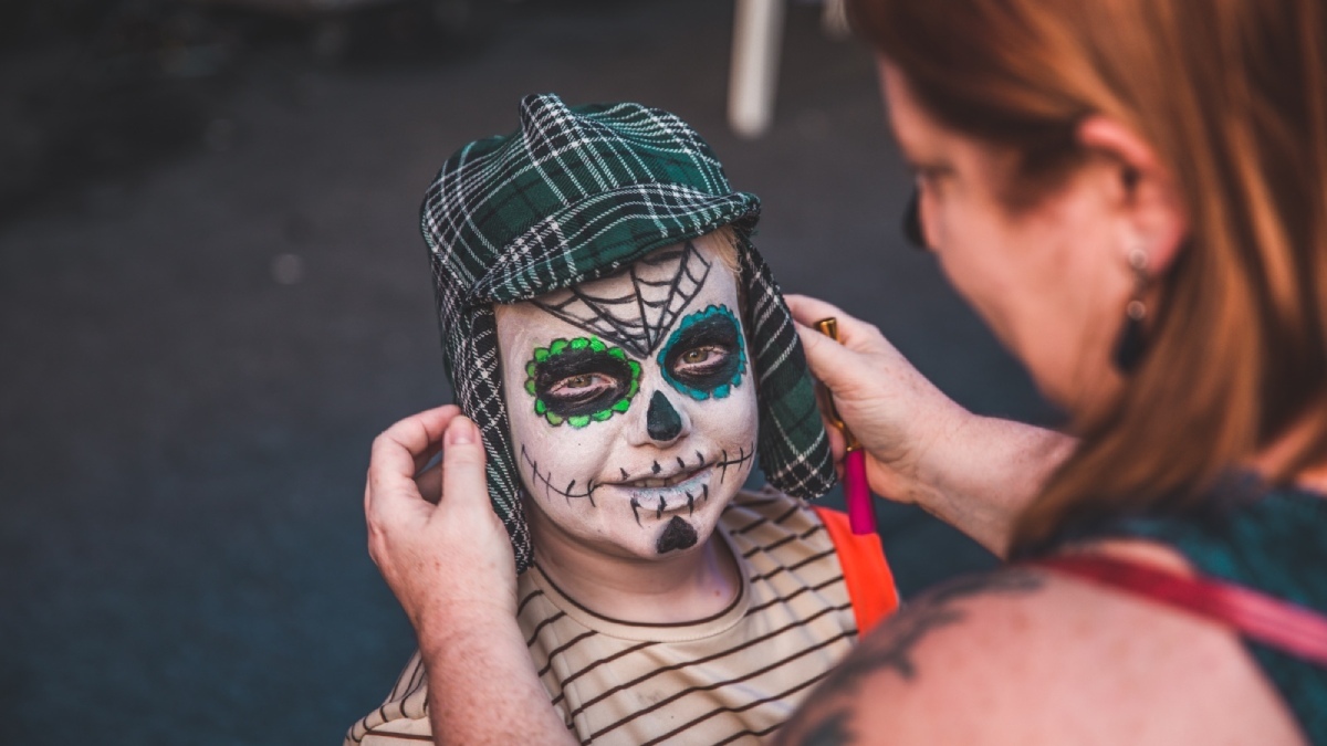 Crianças e adolescentes participam de competição de Catrinas e Catríns, caveiras coloridas que representam a morte /Foto: Divulgação