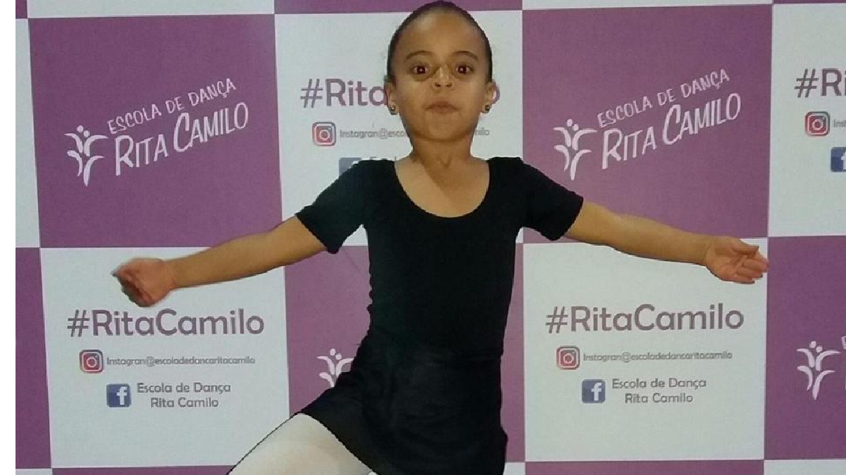 Adolescente sonha em se tornar bailarina profissional.